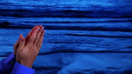 Betende Hände auf See
