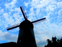 Siluetový větrný mlýn