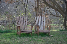 Két elhagyatott fából készült szék