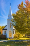Église blanche en automne