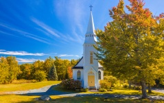 Weiße Kirche im Herbst