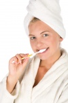 Femme brossant les dents