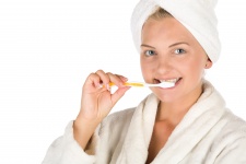 Kvinna borsta tänder