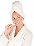 Mulher escovando dentes