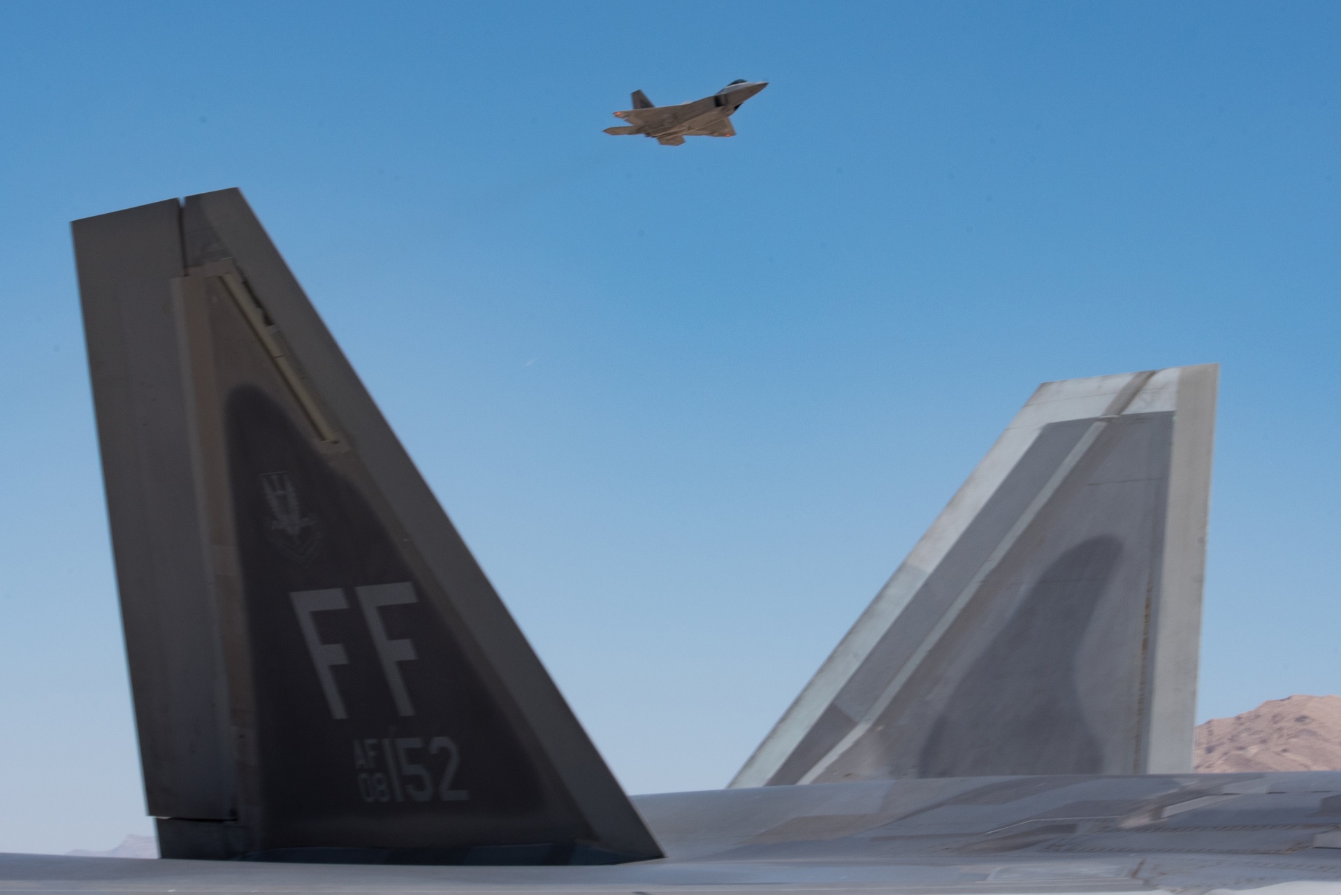 File:F-22 Raptor above Mojave Desert - 021105-O-9999G-071.jpg ...
