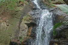 Uma cachoeira em cascata sobre pedras