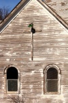 Janela e cruzamento de igreja abandonada