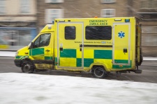 Ambulanța care conduce într-o iarnă