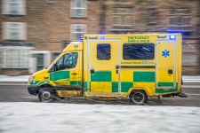 Ambulanța care conduce într-o iarnă