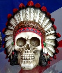 Cráneo indio americano con plumas