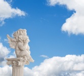 Estátua do anjo nas nuvens