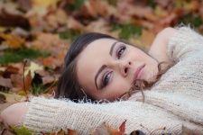 美しい女の子、葉の中に横たわって
