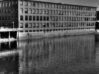 Clădire Reflectând în râu