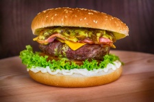 Hamburger op een houten achtergrondkleur