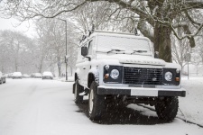 Samochód pokrywający śnieg