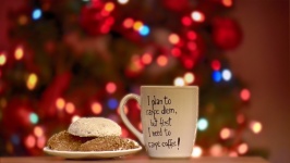 Caffè e biscotti sotto l'albero