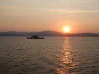 Veerboot bij zonsondergang
