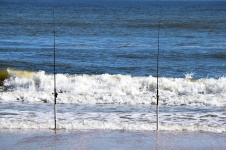 Cañas de pescar en la playa