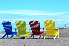 Riesige farbige Strandstühle