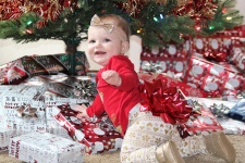 Bebê feliz sob a árvore de natal