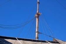 Mast en tuigage van oud schip