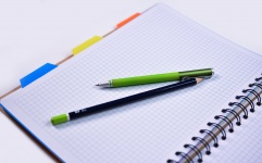 Caderno com caneta e lápis