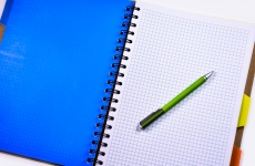 Caderno com caneta