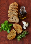 Olivenöl, Knoblauch, Brot, Basilikum,
