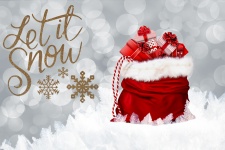 Bolsa de regalo roja en la nieve con Bok