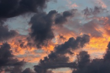日の出の嵐の雲