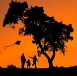 Silhouette de famille coucher de soleil