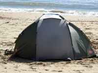Tält placerade på stranden