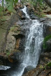 Cascata em cascata por uma rocha
