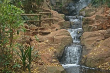 Cascada en cascada por las rocas
