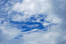 Nubes tenues con cielo azul