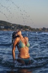 Kobieta rozpryskiwania wody w morzu