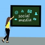 Mujer enseñando curso de redes sociales
