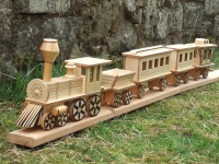 Jucărie de tren cu aburi din lemn