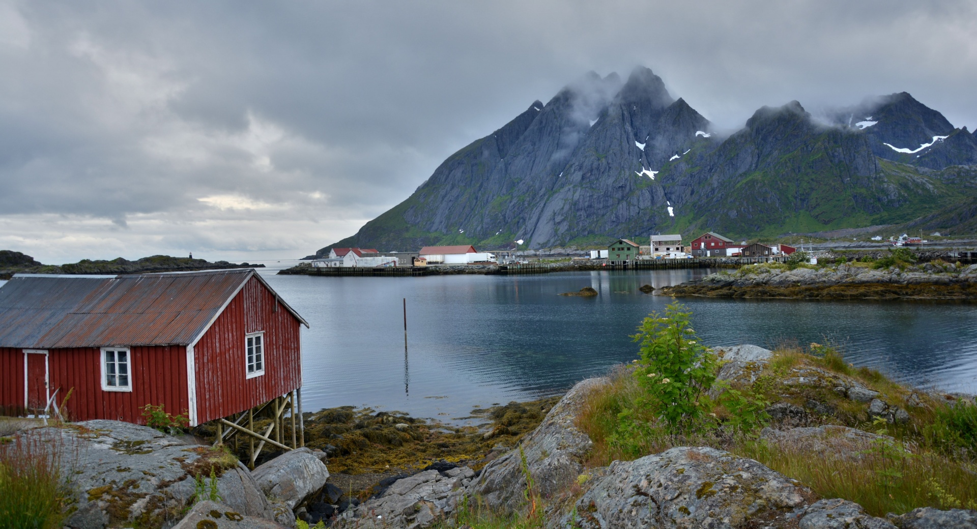 Bewölkte Lofoten in Norwegen
