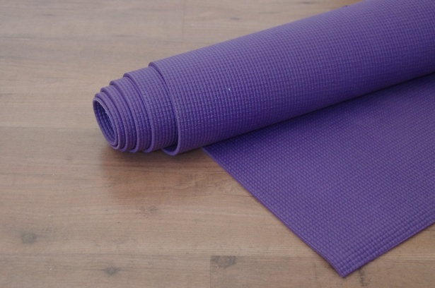 Overredend Herformuleren Verlaten Yoga Mat On Wooden Floor Free Stock Photo - Public Domain Pictures