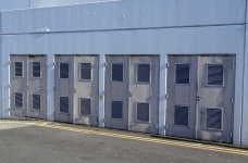 Eine Reihe von Factory-Türen