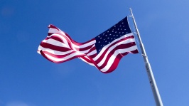 Amerikaanse vlag vliegen en gekruld