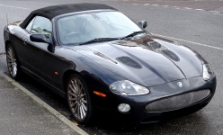 Coche descapotable Jaguar XK negro
