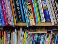 Böcker på en bokhylla