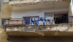 Trocknende Kleidung auf einem Balkon