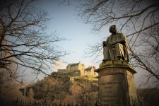 Vista e estátua do castelo de Edimburgo