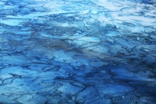凍った水の抽象的な青