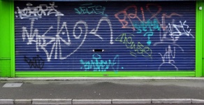Graffiti sur les volets de la boutique