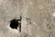 Hole în peretele din beton