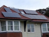 Hausdach mit Sonnenkollektoren